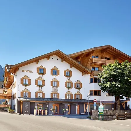 Der Gruene Baum Mountain Boutique ايروالد
